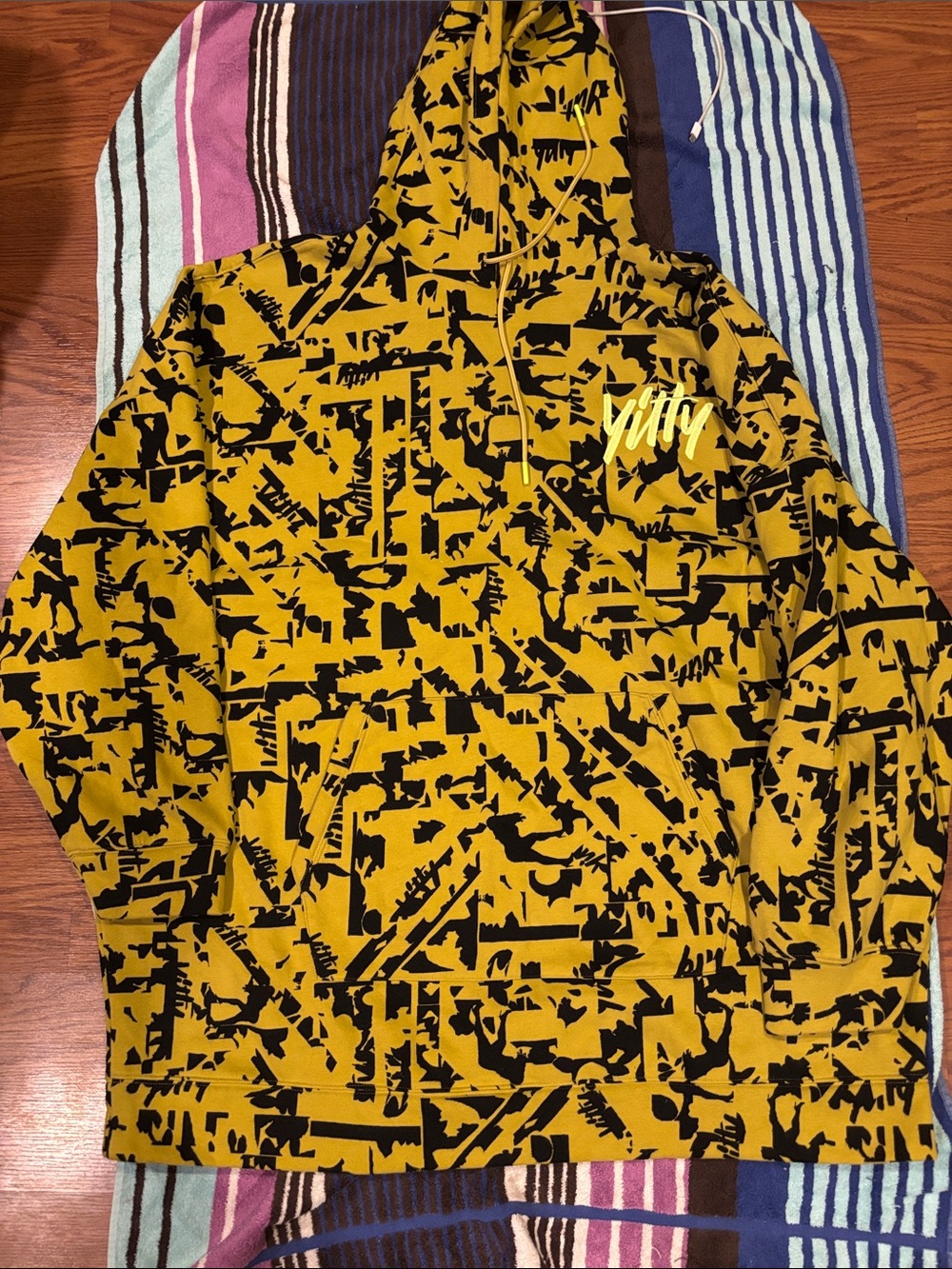 YITTY Yellow & Black Graphic Pullover Hoodie